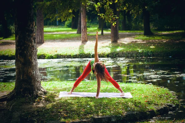 Junge Frau praktiziert Yoga im Freien — Stockfoto