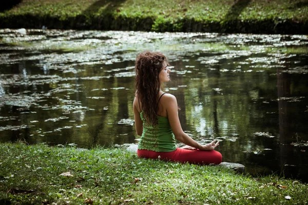 Jeune femme pratique yoga en plein air — Photo