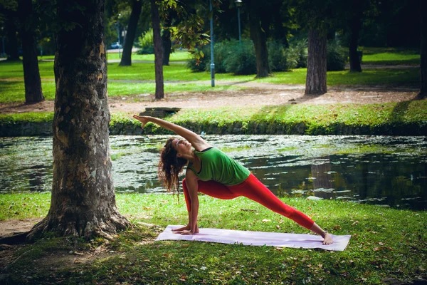 Giovane donna pratica yoga all'aperto — Foto Stock