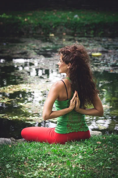 Giovane donna pratica yoga all'aperto — Foto Stock