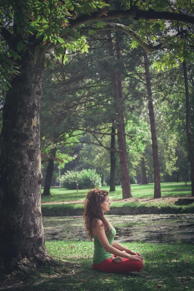 Jovem mulher praticar ioga ao ar livre — Fotografia de Stock