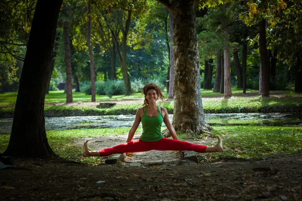 Mladá žena cvičím jógu venkovní — Stock fotografie
