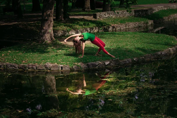 Jeune femme pratique yoga en plein air — Photo