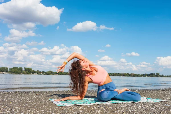 Vista Frontale Della Giovane Donna Pratica Yoga Tratto Sulla Spiaggia — Foto Stock