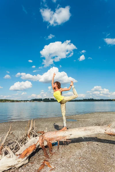 Gezonde Levensstijl Jonge Vrouw Praktijk Yoga Gedroogde Stam Rivier Strand Stockafbeelding