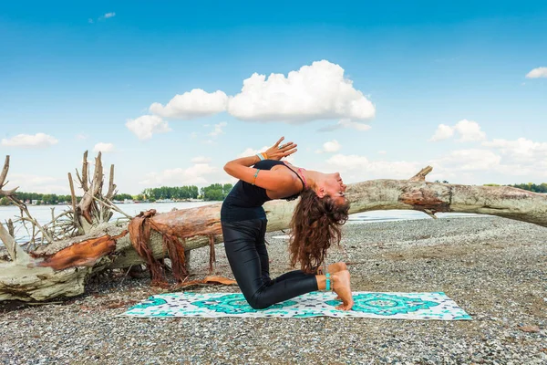 Gezonde Levensstijl Jonge Vrouw Praktijk Yoga Rivier Strand Frisse Lucht Stockfoto