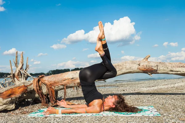 Gezonde Levensstijl Jonge Vrouw Praktijk Yoga Rivier Strand Frisse Lucht Rechtenvrije Stockafbeeldingen