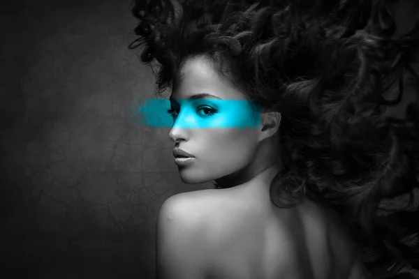 Saçları Mavi Fırça Darbesiyle Hareket Eden Güzel Siyah Saçlı Kadın — Stok fotoğraf