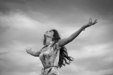 Genç bayan yaz günü açık havada hareket ve havanın tadını çıkar.