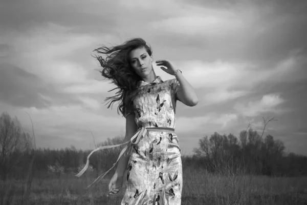 Warme Wind Haar Vrouw Portret Buiten Zomer Veld Zwart Wit — Stockfoto