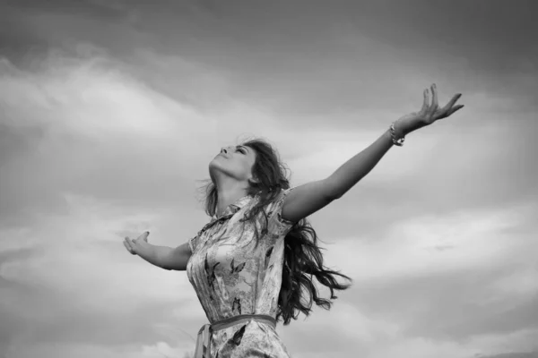 Mujer Joven Día Verano Aire Libre Disfrutar Movimiento Aire —  Fotos de Stock