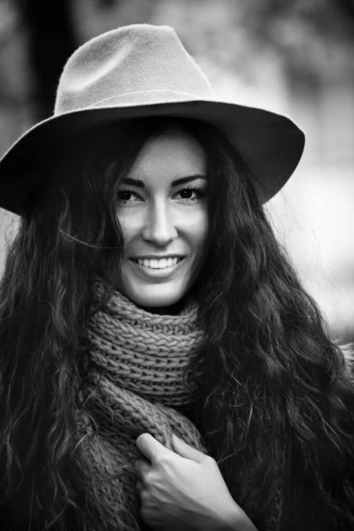 長い巻き毛の帽子とウールスカーフを身に着けている笑顔の女性屋外秋の肖像画 — ストック写真