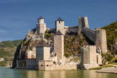 Sırbistan 'da Tuna Nehri üzerinde yer alan Golubac kalesi