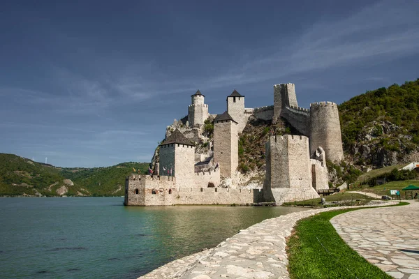 Sırbistan 'da Tuna Nehri üzerinde yer alan Golubac kalesi