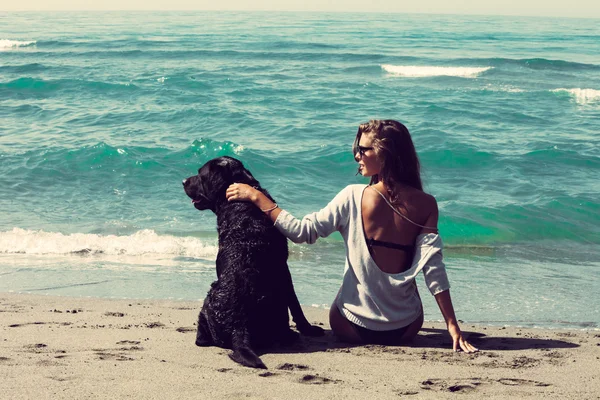 Friends on the beach — Stock Photo, Image