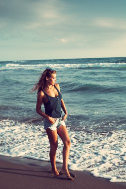 Deniz kenarında yürüyüş