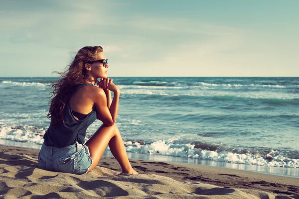 Disfrutar en la puesta del sol por el mar — Foto de Stock