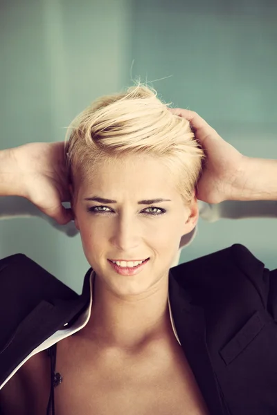 Kort hår blond kvinna — Stockfoto