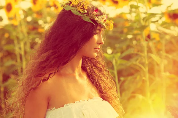 Beauté dans le champ de tournesol — Photo