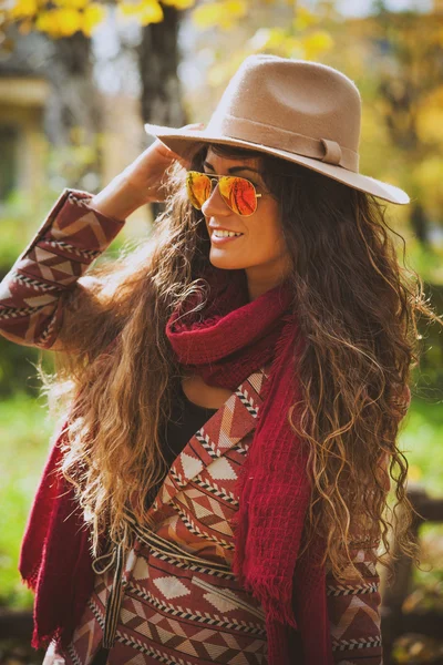 Outono mulher moda ao ar livre — Fotografia de Stock