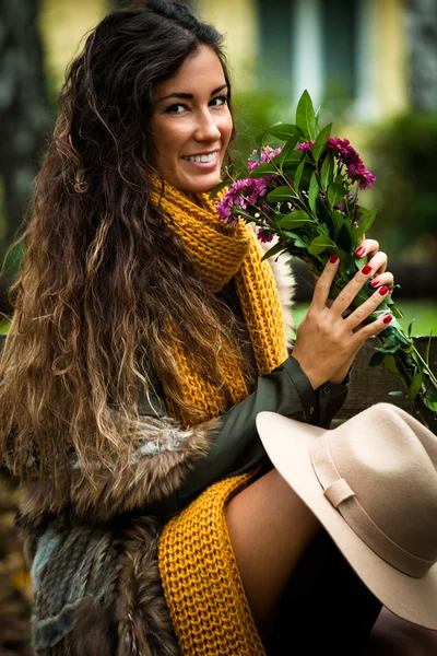 Autumn fashion woman outdoor — Stock Photo, Image