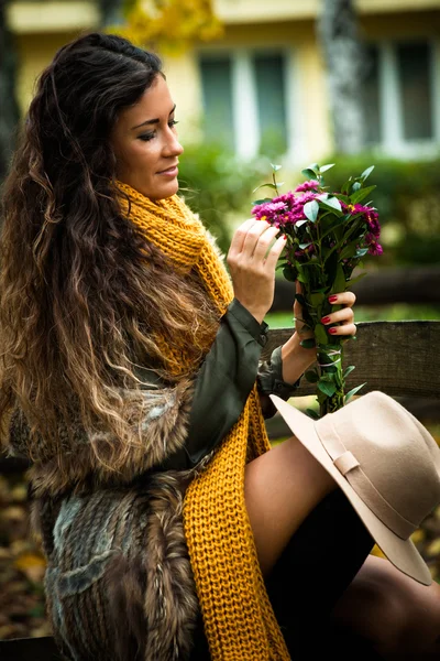 Herbst Mode Frau im Freien — Stockfoto