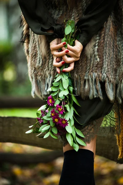 Höstens mode kvinna utomhus — Stockfoto