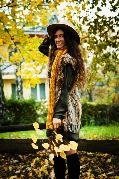 Herfst mode vrouw buiten — Stockfoto