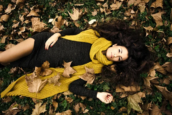 Kvinnan höstens skönhet — Stockfoto