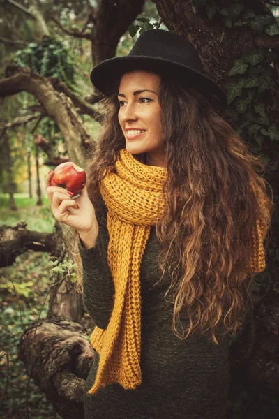 Vintern flicka med äpple — Stockfoto