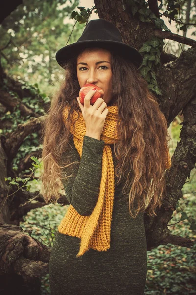 Chica de invierno con manzana —  Fotos de Stock