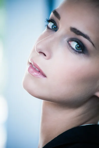 Retrato de mulher jovem — Fotografia de Stock