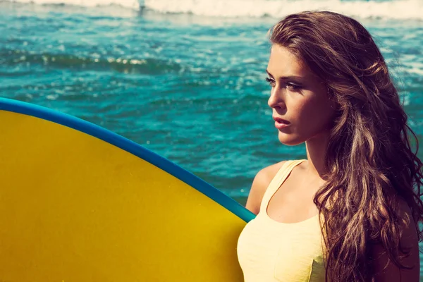 Chica con tabla de surf — Foto de Stock