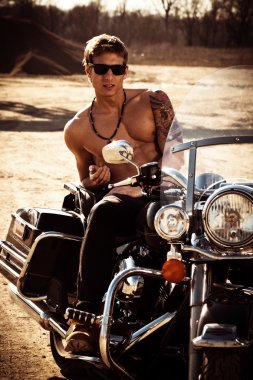 yakışıklı adam bir motosiklet üzerinde