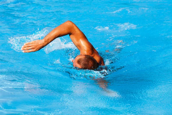Nuotare in stile crawl — Foto Stock