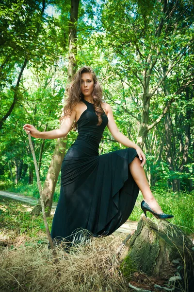 Mulher na floresta — Fotografia de Stock