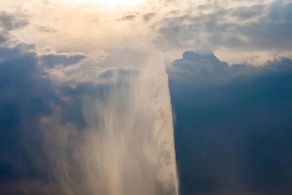 Fuente contra el cielo — Foto de Stock