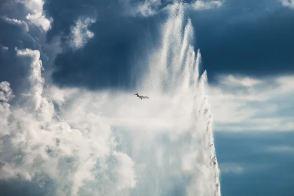 Fountain and airplane — Stock Photo, Image