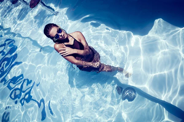 Mujer en la piscina — Foto de Stock