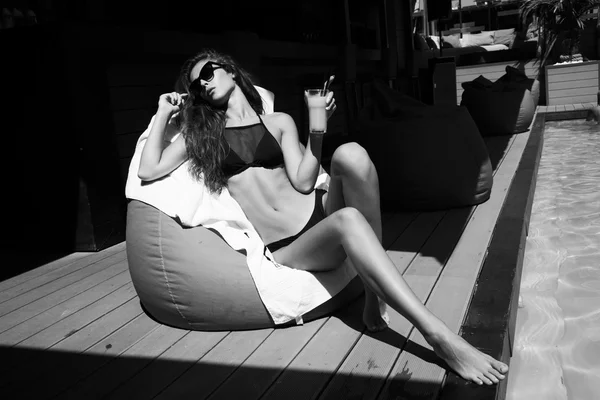 Vrouw ontspannen bij zwembad zonnige zomerdag — Stockfoto