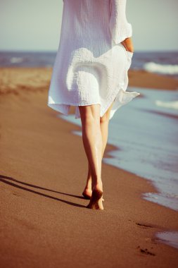 Deniz kenarında yürüyüş