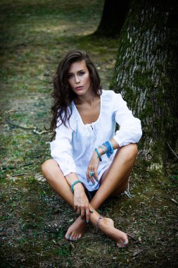 ağacın yanında oturan kadın