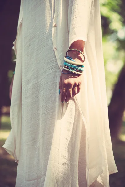 Mulher em vestido de cor marfim — Fotografia de Stock