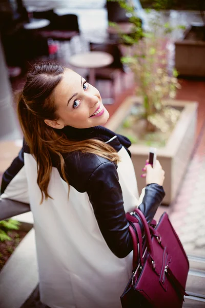 Mujer joven en la ciudad —  Fotos de Stock