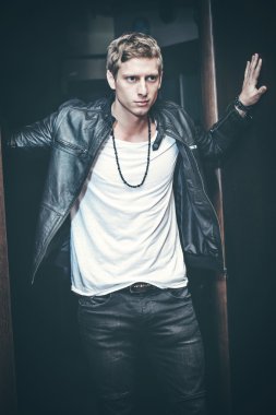 genç adam portre deri ceket kapalı atış