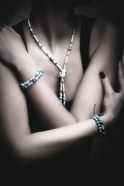 Armbanden en kettingen op jonge vrouw close-up — Stockfoto