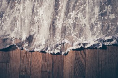 Parke üzerinde beyaz dantel