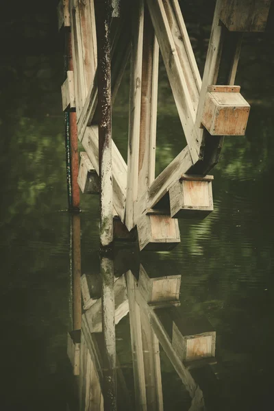 Wassermühle aus Holz auf kleinem Teich — Stockfoto