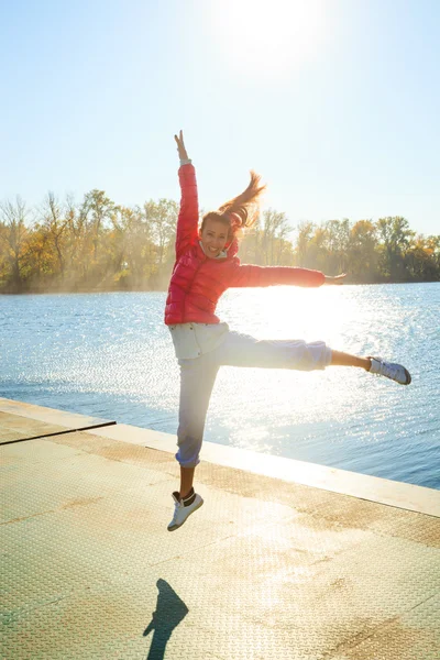 행복 한 점프 소녀 — 스톡 사진