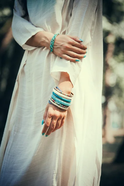 Mains de femme avec bracelets — Photo